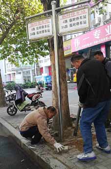 現(xiàn)場辦公，把整改成效落實(shí)到群眾心坎上