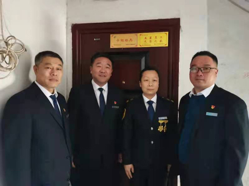 “一人得獎，全家光榮” 送“牌”上門，集團為標兵先進送去榮譽喜報牌匾
