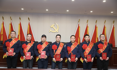 0202  標(biāo)兵從左至右依次為 苗田、尤建鵬、劉德斌、褚聰偉、王占峰、解偉強(qiáng)、馬群藝.jpg
