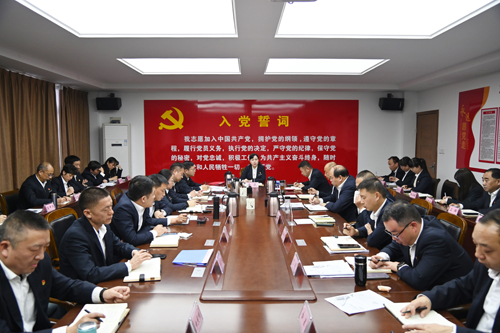打好“收官戰(zhàn)” 謀好“開局篇”！洛陽公交集團(tuán)召開11月董事長月調(diào)度會(huì)02.JPG
